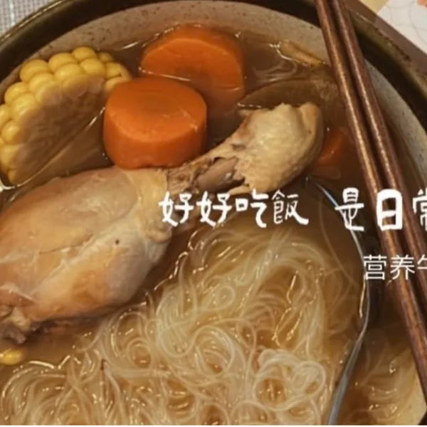 SUPU 鸡汤配面线、蔬菜或鸡蛋的一餐