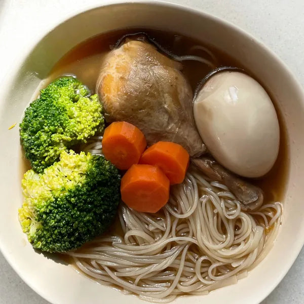 SUPU 鸡汤配面线、蔬菜或鸡蛋的一餐