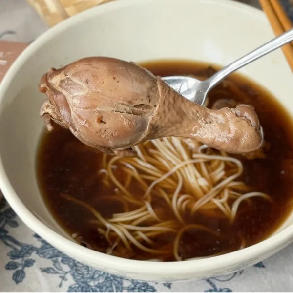 SUPU 鸡汤配面线、蔬菜或鸡蛋的一餐