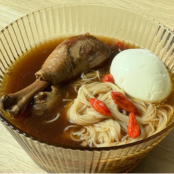 SUPU 鸡汤配面线、蔬菜或鸡蛋的一餐