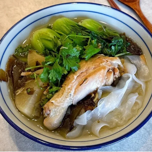 SUPU 鸡汤配面线、蔬菜或鸡蛋的一餐
