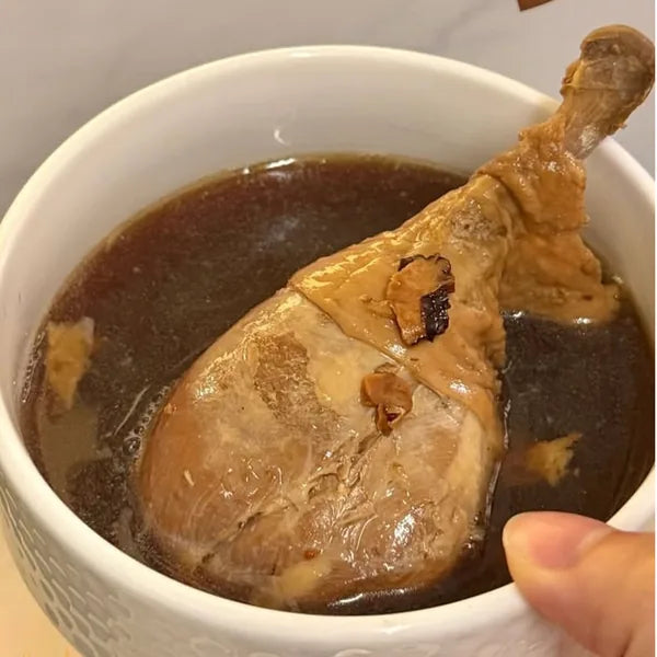 SUPU 鸡汤配面线、蔬菜或鸡蛋的一餐