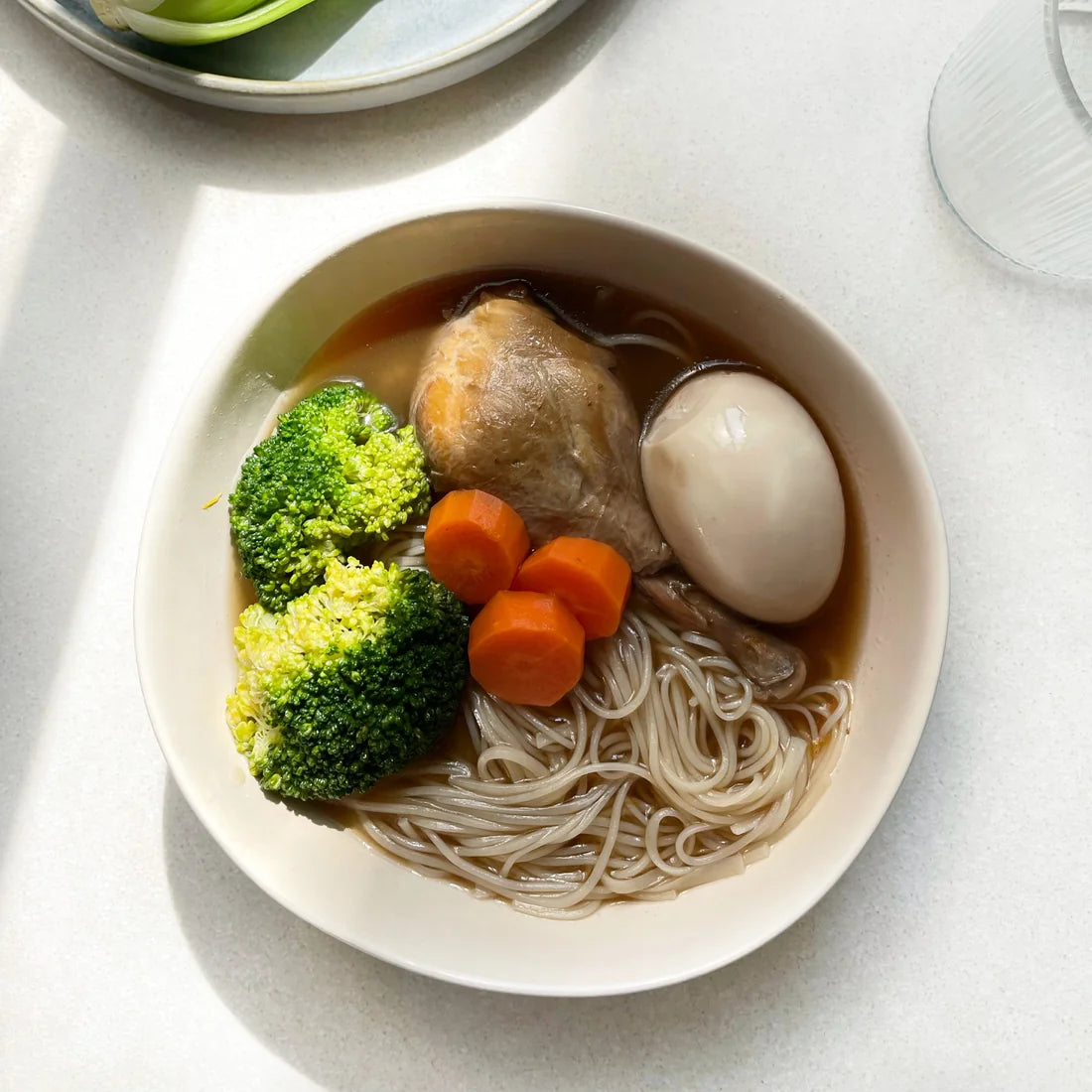 鸡汤配面线、西兰花、红萝卜和鸡蛋